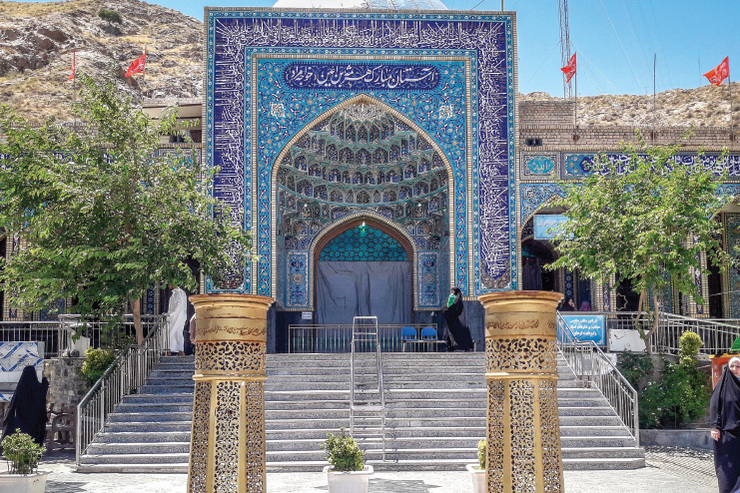 زیارتگاهی در دل کوه