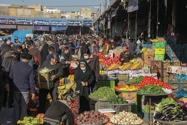 میدان‌بار نوغان در آستانه شب چله و دید و بازدید از بزرگان خانواده شلوغ‌تر از همیشه است