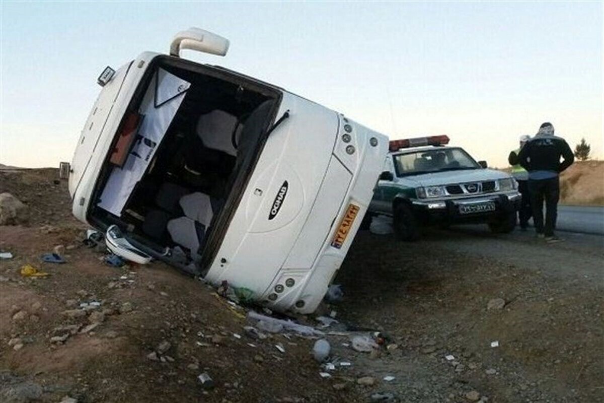 انحراف اتوبوس مسافربری مشهد-چالوس ۱۲ مصدوم برجای گذاشت