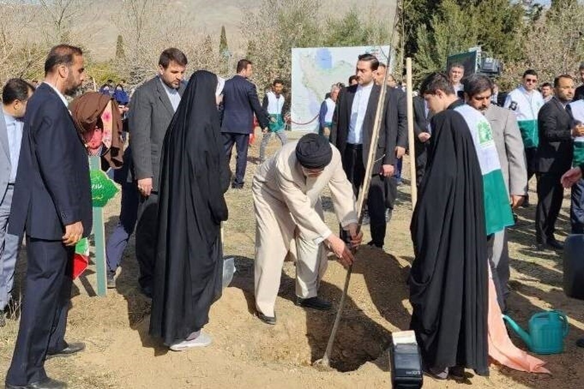 غرس نهال گردو توسط رئیس‌جمهور در باغ گیاه‌شناسی| ۱۱۵ گونه گیاهی جدید کشاورزی رونمایی شد+ فیلم