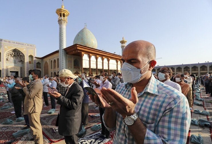 نماز عید فطر در حرم مطهر شاهچراغ (ع) اقامه شد| امام‌جمعه شیراز: با احتکار کالا اقدامات دولت به نتیجه نمی‌رسد