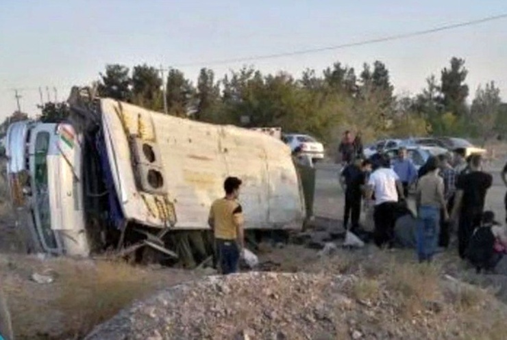 واژگونی مینی بوس حامل کارگران در نیشابور| ١٧نفر مصدوم شدند