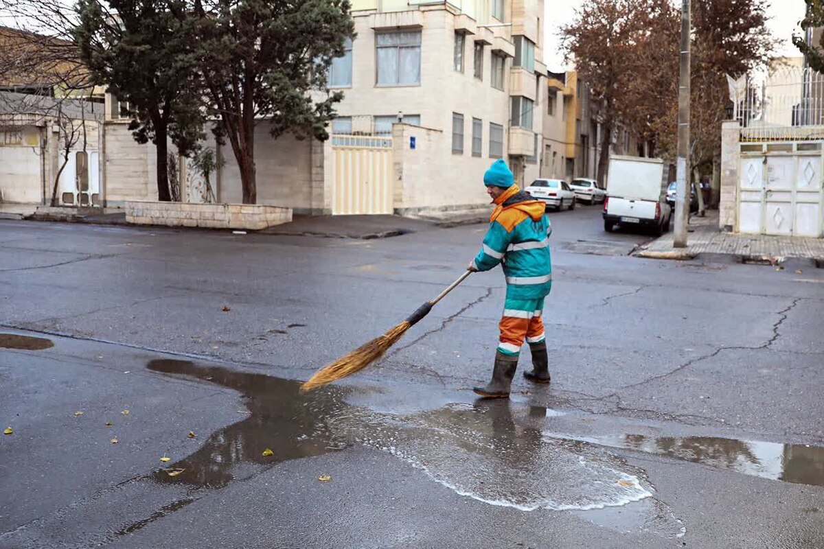 آماده‌باش هزار پاکبان هم‌زمان با شروع بارندگی‌ها از شب گذشته در مشهد (۱۷ دی ۱۴۰۲)