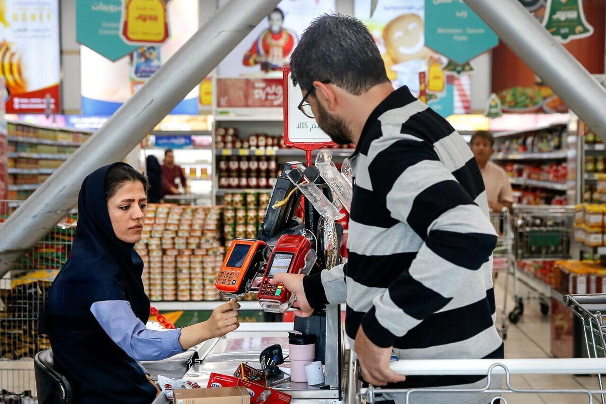 دستگاه پوز ۲هزار فروشگاه به دلیل تخلف در طرح کالابرگ در خراسان‌رضوی قطع شد| خرید ۱۲ همت کالا از ابتدای طرح کالابرگ در استان+ فیلم