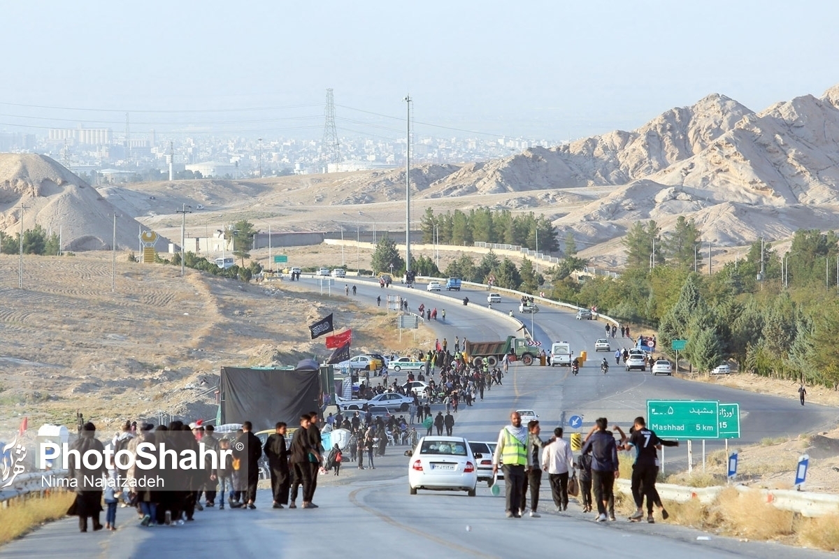 مجموعه عکس های زائران پیاده حرم رضوی در مشهد اکران می شود