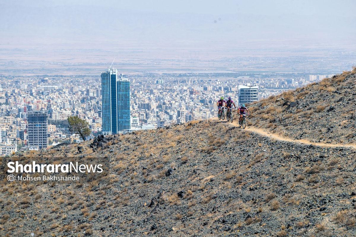 رقابت دوچرخه‌سواران روی بام شهر