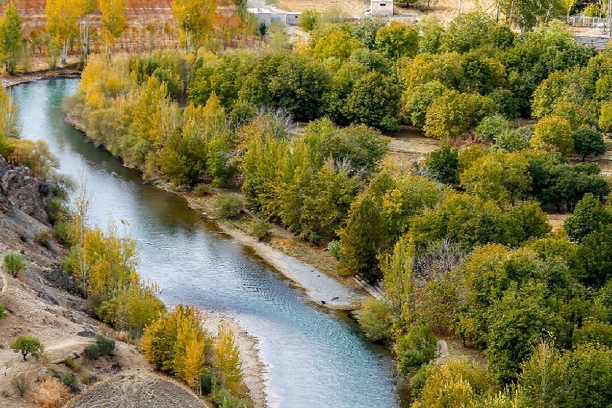 ویدئو| جادوی هزار رنگِ پاییز در زاینده‌رود در شهرستان سامان