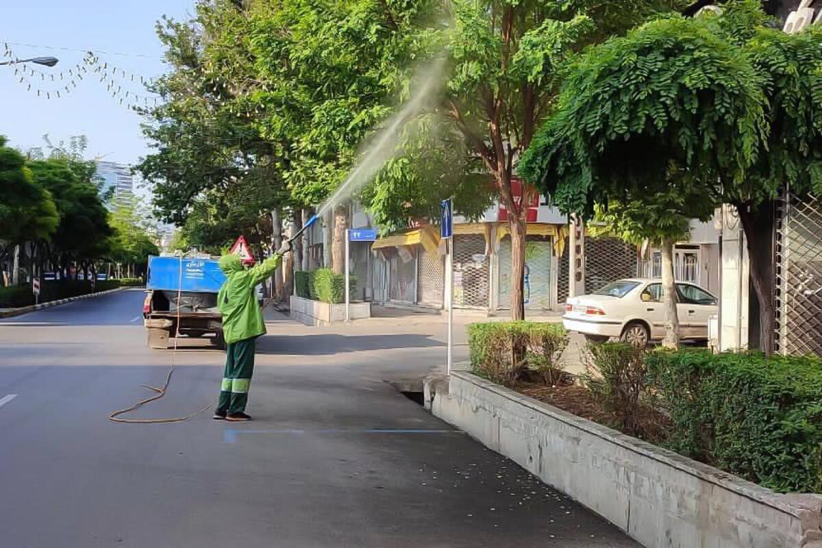 آغاز عملیات محلول‌پاشی برگی در فضای سبز شهری مشهد (یکم اردیبهشت ۱۴۰۳)