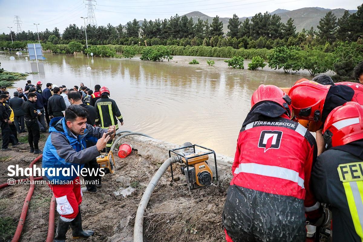 گرفتارشدن چند خودرو در سیل امروز مشهد (۲۶ اردیبهشت ۱۴۰۳)