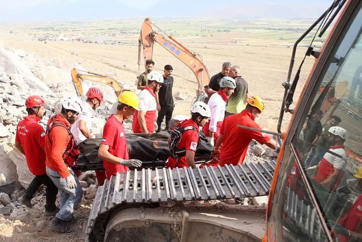 دومین جسد حادثه معدن شازند از زیر آوار بیرون کشیده شد (۲۷ خرداد ۱۴۰۳)