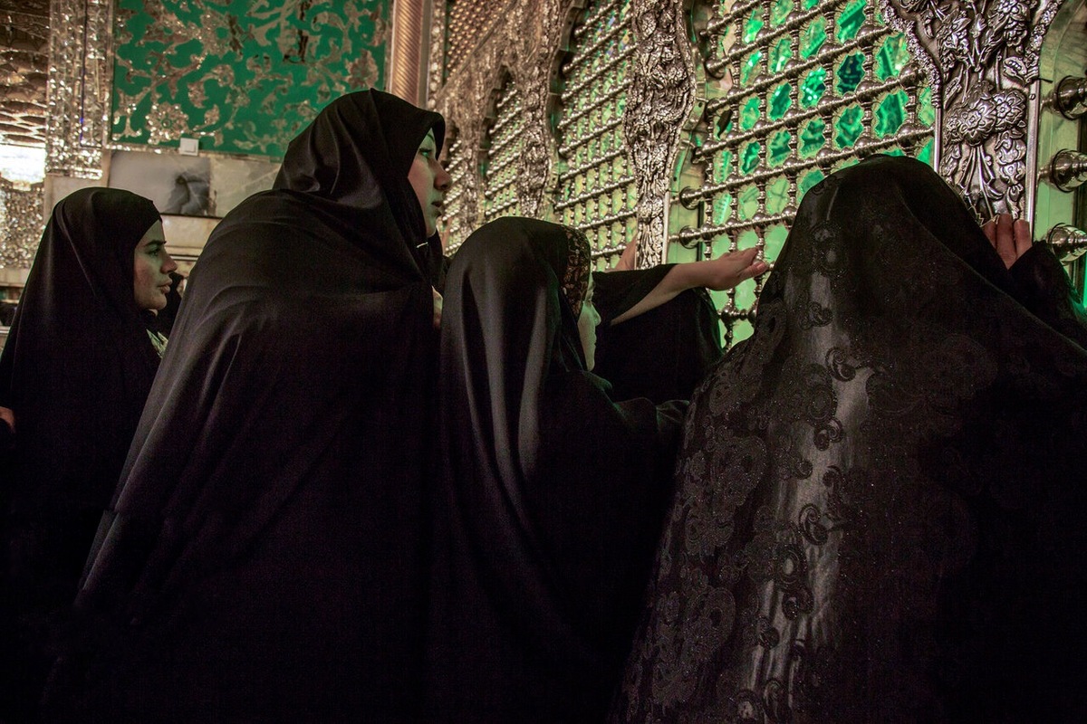 تشرف ۸۰ بانوی ایرانی مقیم عراق به حرم مطهر رضوی