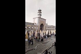 ویدئو| کمک‌رسانی زائران و مجاوران به خادمان حرم امام رضا(ع) بعد از بارش باران (۲۵ شهریور ۱۴۰۳)